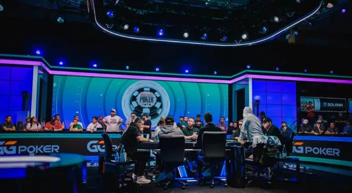 【红龙扑克】2026WSOP主赛事争议:72强阶段公然“拖局保奖金”,扑克竞技的底线在哪?