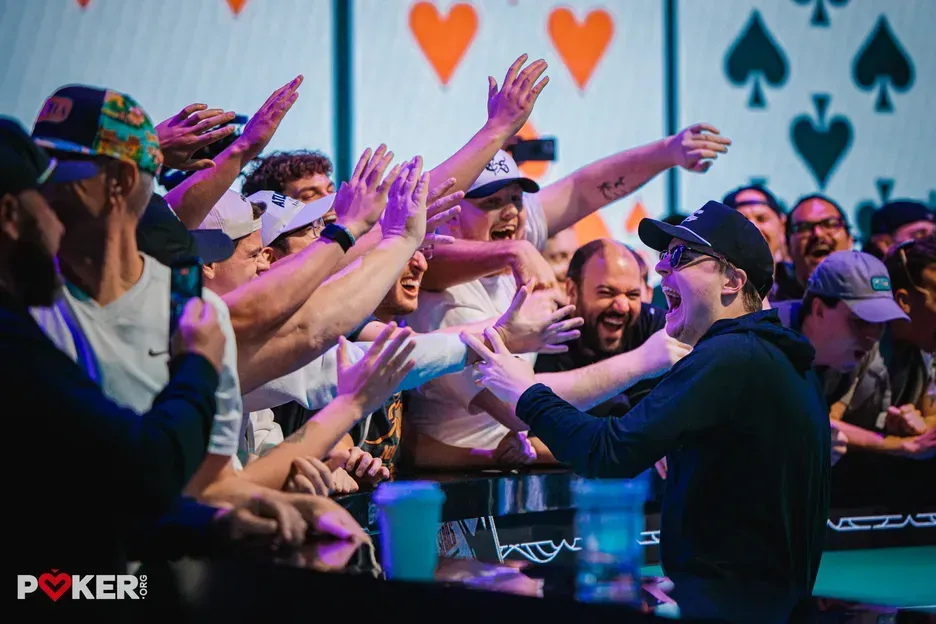 【红龙扑克】22岁黑马手握1.94亿筹码断层领跑2026WSOP主赛决赛9人桌
