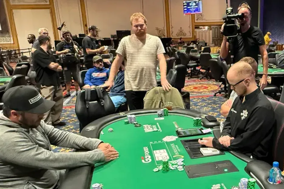 【红龙扑克】WSOP主赛事“拖时间门”：为躺赚2万美金，他磨了整整17分钟