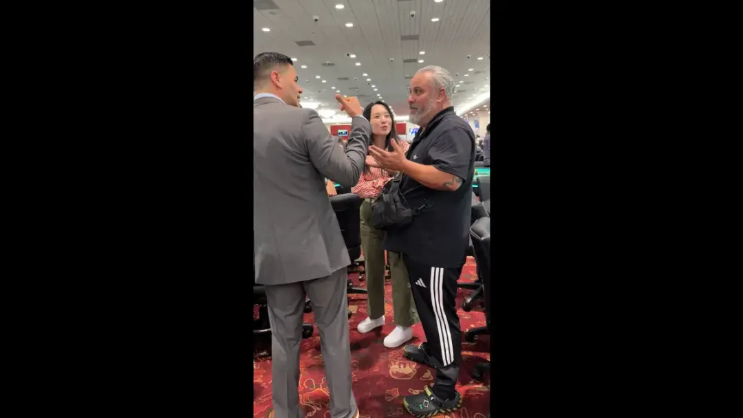 【红龙扑克】规则书遇上荒诞剧：他坐错位置，全下了别人的记分牌并输掉，然后整个扑克圈吵翻了