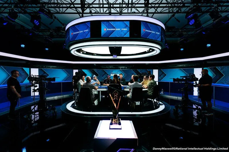 【红龙扑克】EPT巴塞罗那站牌局复盘:A♣2♦的河牌重注,如何让一对2无奈弃牌?