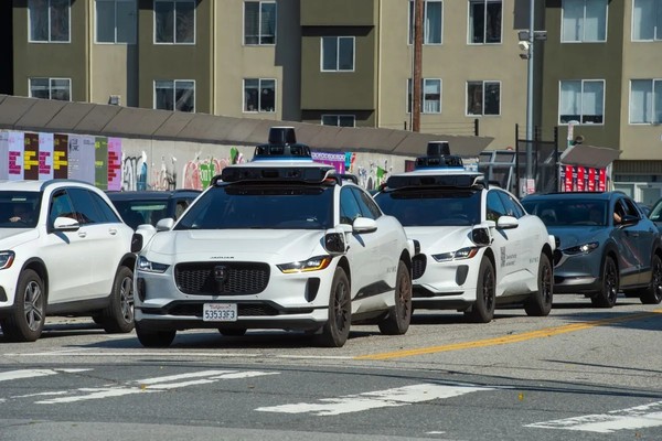 Waymo 【红龙扑克】曝Waymo与Zoox测试车致安全员受伤 急刹变向成主因