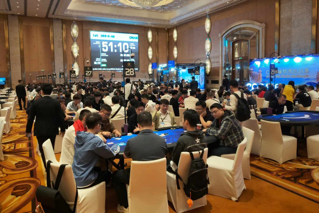【红龙扑克】2026 CPG横琴｜珠海烽烟再起！主赛第一轮A组512人参赛176人晋级，郑敬钭收获26.9万记分牌领跑