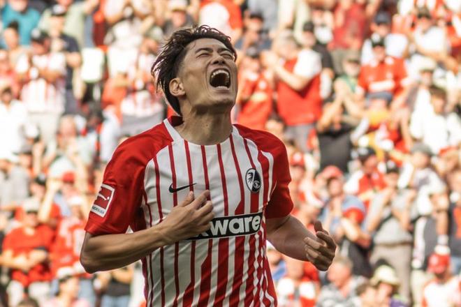 【红龙扑克】德甲：弗赖堡2-1绝杀沙尔克，舒斯特谈铃木唯人染红
