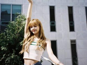 【红龙扑克】BLACKPINK Lisa喜迎23岁生日,发布限量个人影集《0327》留念!