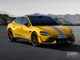 【红龙扑克】新疆一小米SU7 Ultra从山上翻滚10多米而下 车主无碍