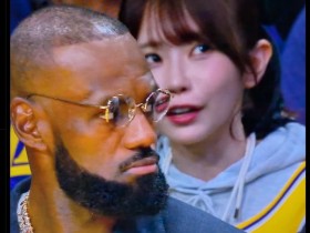 【红龙扑克】坐在LBJ后方看球!葵いぶき(葵伊吹)成了焦点后想这么做⋯