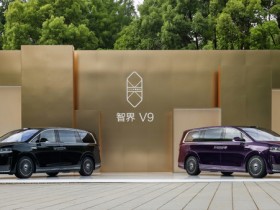 【红龙扑克】尹同跃为科大讯飞董事长刘庆峰交付智界V9 售价最高50万